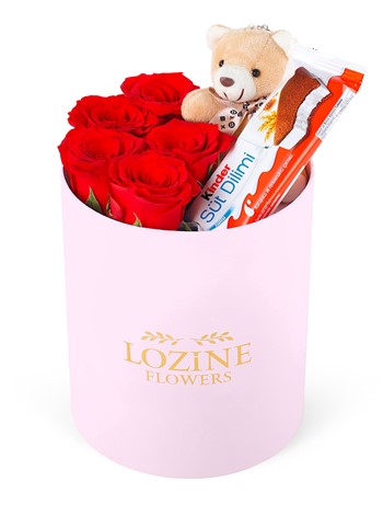 Yuvarlak Pembe Kutuda Ayıcıklı Ve Kinderli Kırmızı Gül