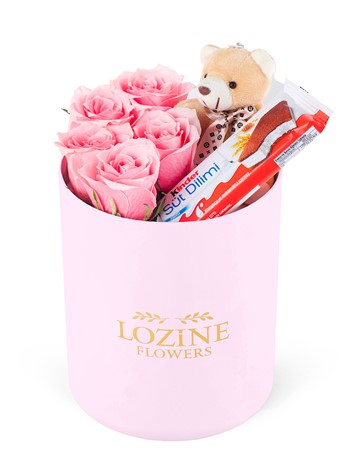 Yuvarlak Pembe Kutuda Ayıcıklı Ve Kinderli Pembe Gül